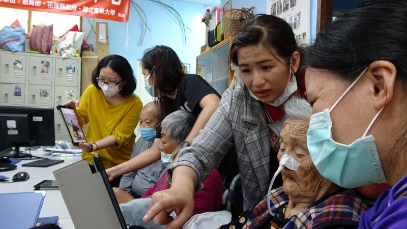 導師與照服員合作指導學員操作平板。