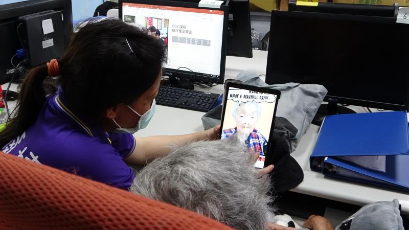 照服員協助學員操作平板。