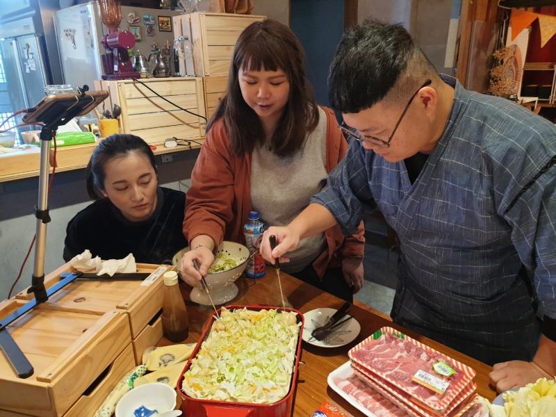 布置好直播料理食材並架設好角度