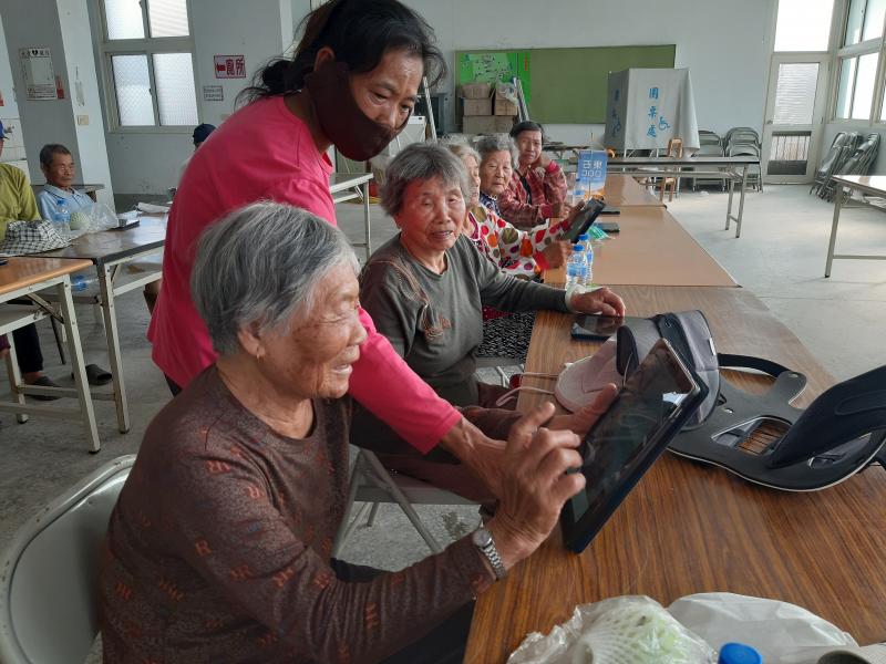 課程中大家一起學習一起討論