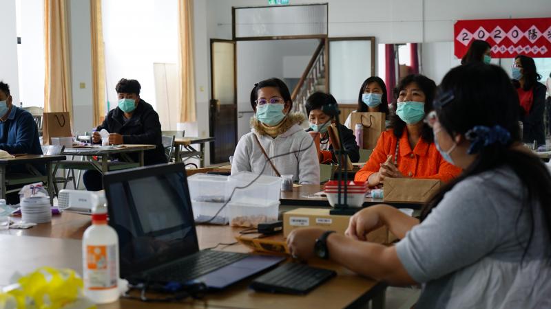 上課老師教導包裝實作