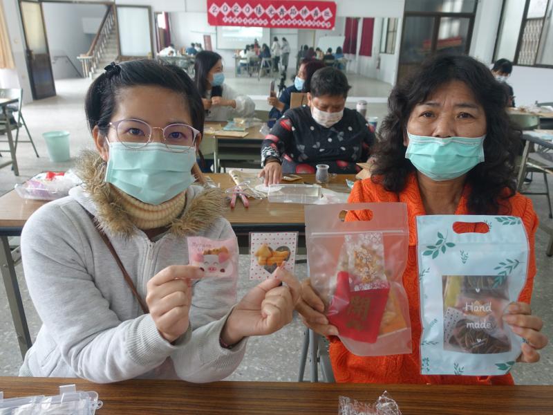 學員開心展示自己包裝設計的成品