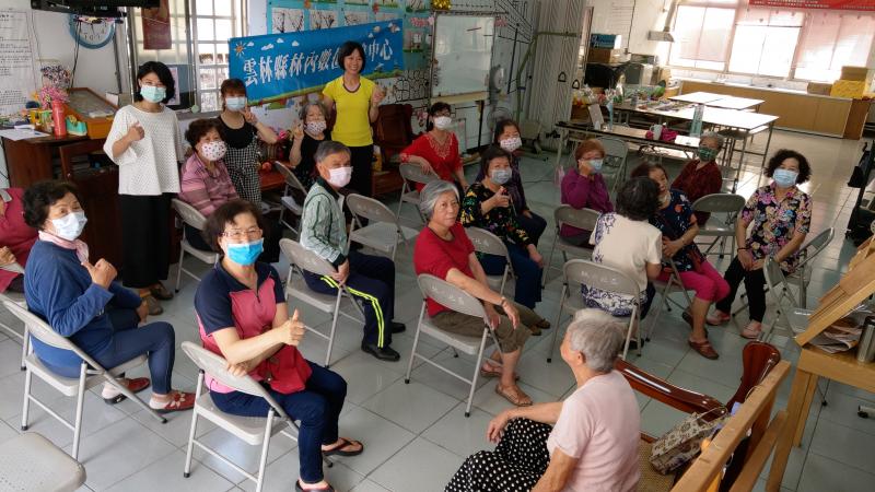 課程名稱:健康管理APP  上課日期:4/13、4/20上午8:30~11:30  瑜珈老師:曾幸玲老師  數位講師:賴宜萱老師  上課地點:林南活動中心