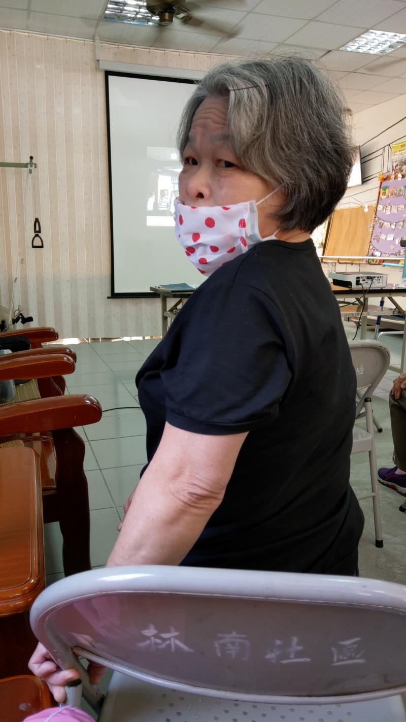 伸展側腰~  背部要挺直喔!