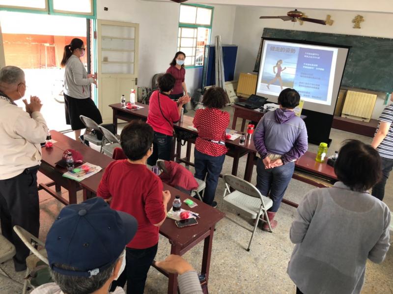 指導學員正確的健走姿勢