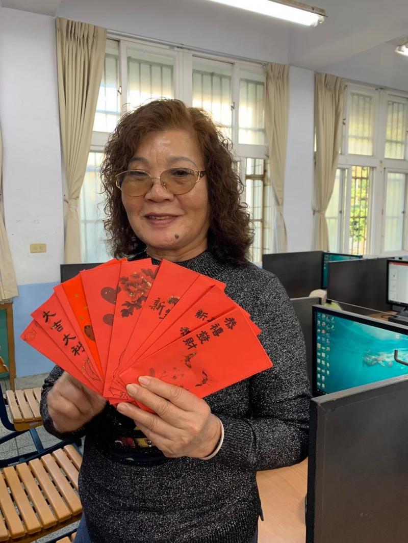 阿姨學員第一次倣個人化紅包,可以送給孫子