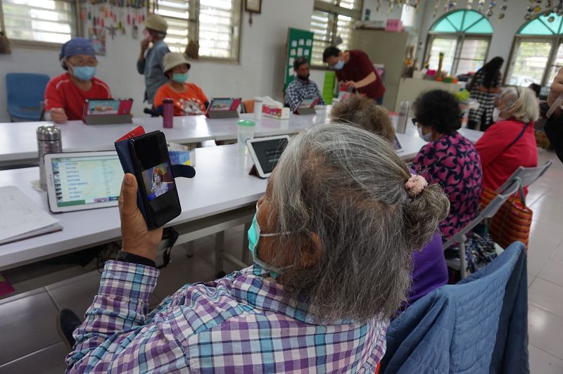 學員手機下載歡唱K歌王-開嗓歌唱，阿嬤說:這樣他就可以天天在家唱歌都免費