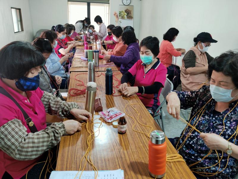 眼前只有我的編織繩...其他都打擾不到我