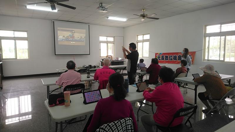 講師講解遊戲規則