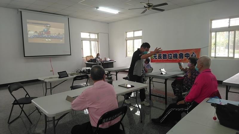 講師指導長輩正確動作