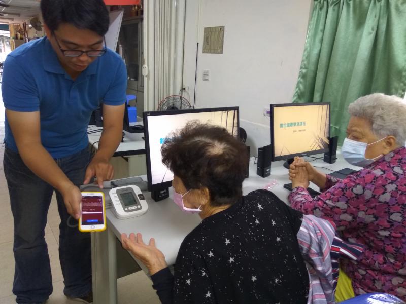 老師向學員介紹可以運用手機下載測量血壓及心跳軟體，透過手機隨時測量及記錄自己的血壓及心跳，做好個人健康管理。