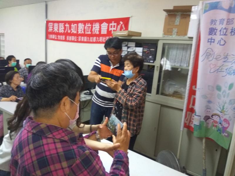 老師介紹數位網路世界，同時透過網路觀看3D影片，感覺像親臨影片中。