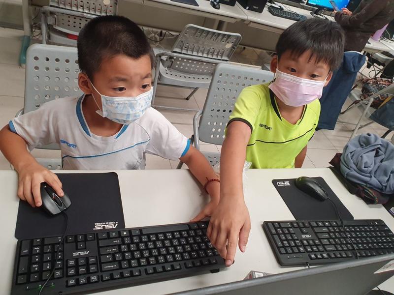 徐家兄弟一起來學簡報，在操作練習上互相幫忙.