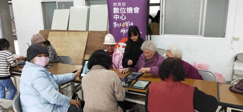 老師正在教學員修飾的功能