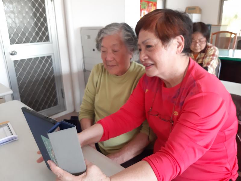 平板初體驗學員互相學習