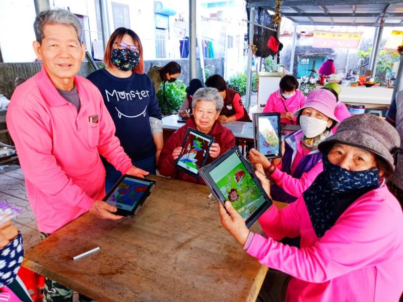 民眾開心地展現用心專注完成的數位繪本