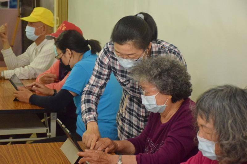 老師解決學員遇到的難題。