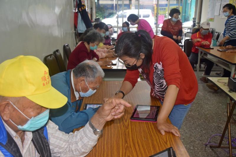 長照站助理員幫忙長者解決遇到的瓶頸。