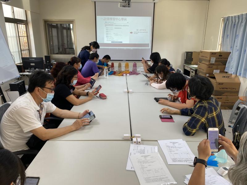 老師教導如何使用學習中心