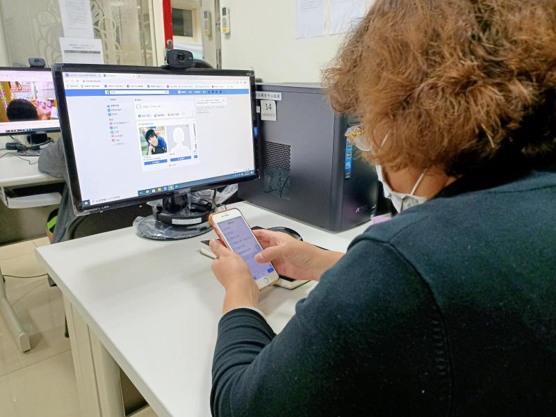 學員試著自己操作