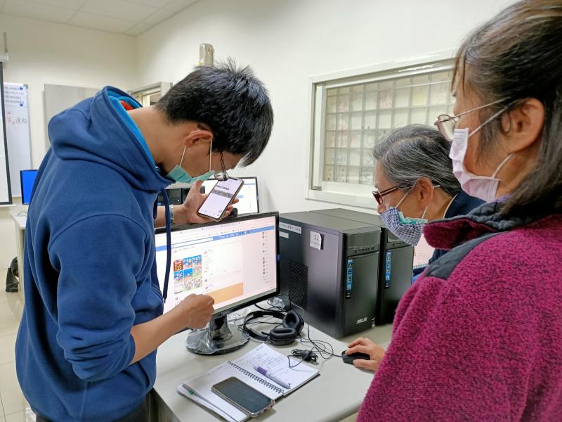 楊誠達老師正在替學員解惑