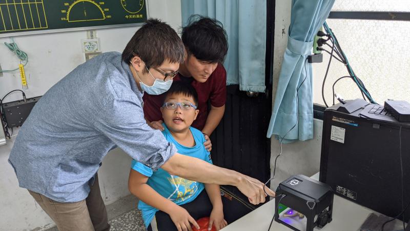 老師講解雷射的作用原理，提醒學員要隔著遮色板注視眼睛才不會受傷