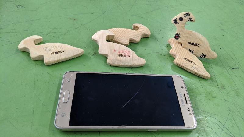 本次課程成果，五個雷雕手機架大合照