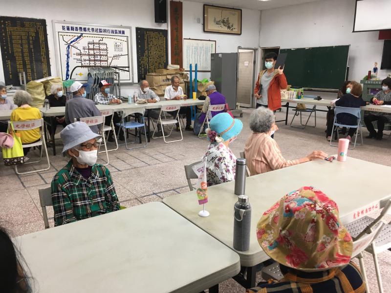 講師講解平板功能與教學