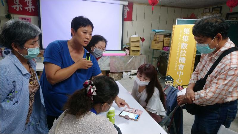 安琪老師仔細說明每個網購比較商品步驟