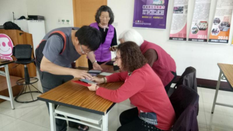 正值武漢疫情.口罩短缺.在老師的指導教學.長輩們學會了如何上網查詢口罩地圖及口罩哪裡有.才不至於到了藥局卻買不到口罩.