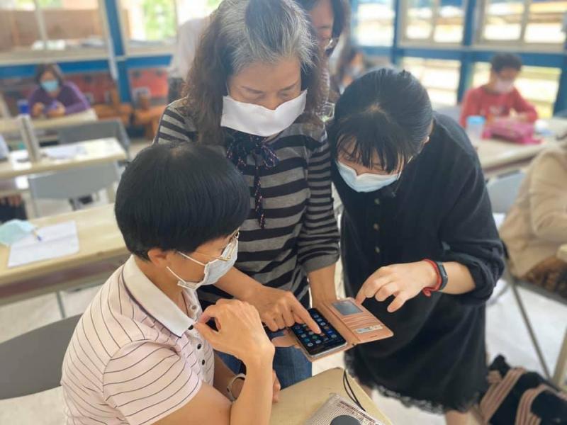 學員練習修圖軟體編修照片