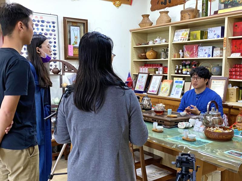 講師與學員一起聆聽老闆分享鹿嵿記茶莊創立故事