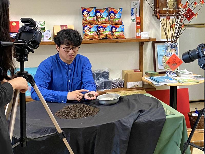 老闆一邊動作，一邊講解，學員在旁拍攝紀錄