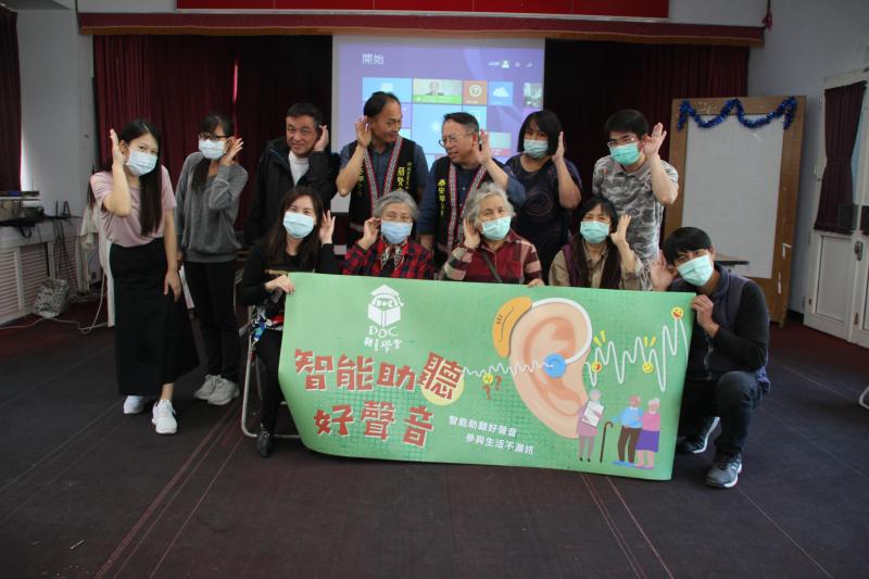 學員開心與講師合照，為美好的一天畫下句點。