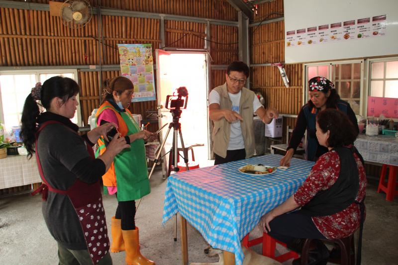 老師指導學員訪談拍攝技巧