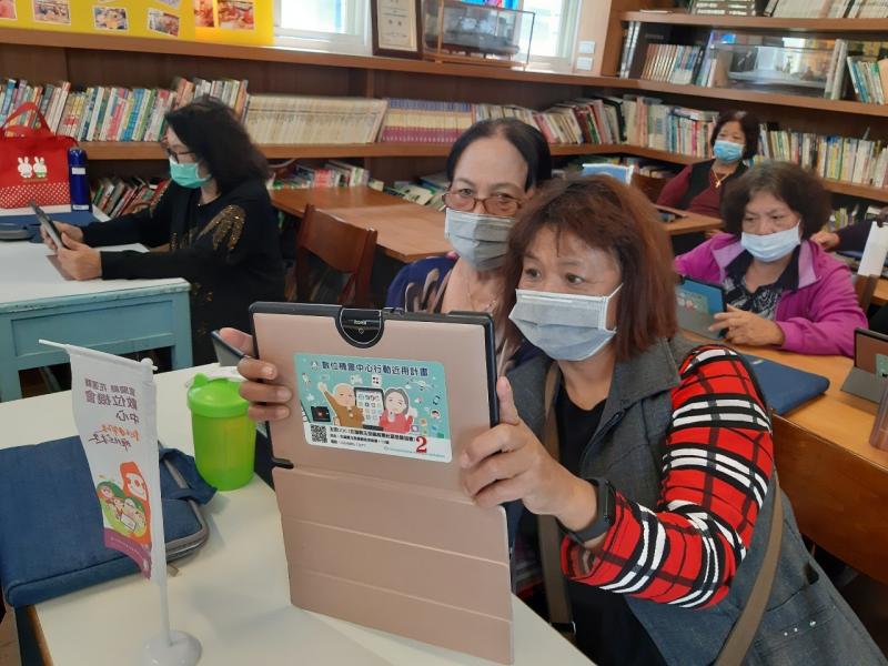 互相指導練習拍照的學員