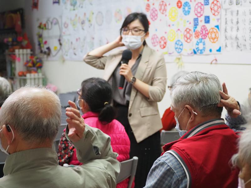 學員們跟著講師做健康操