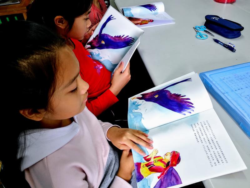 講師帶領學員閱讀新城在地傳說故事青石公的傳說與繪本「月牙公主」的故事