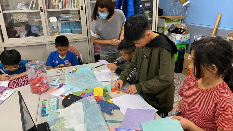 學員認真製作角色中。