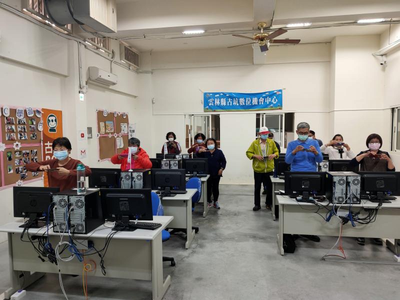 起立！拿著手機從上往下、從後往前的移動