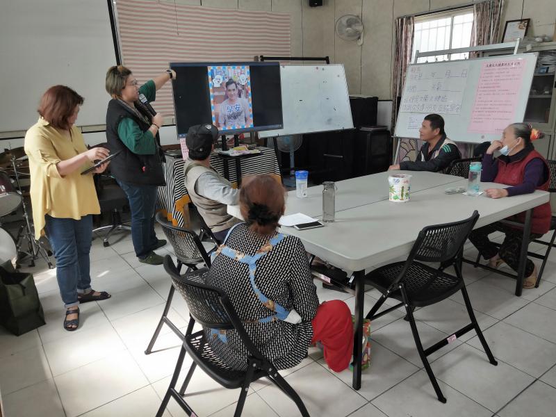 講師講解操作，學員認真聽講。