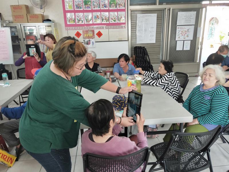 講師與學員互動及學員操作畫面。