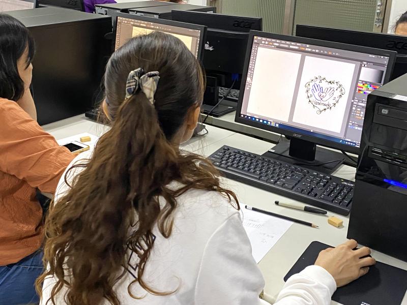 學員操作電腦，將打好的草稿匯入至電腦