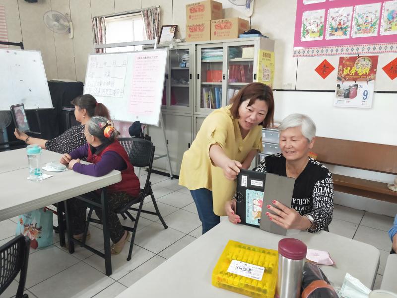 講師與學員上課畫面