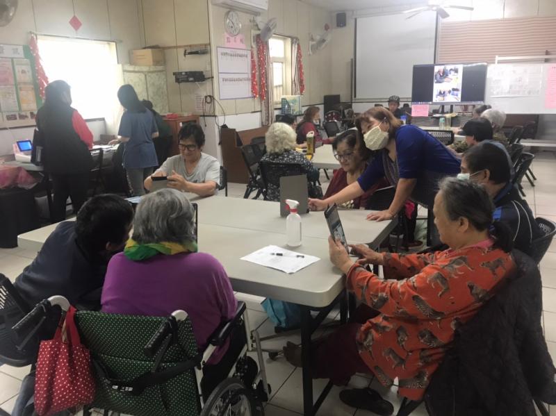 學員開心的學習數位應用操作畫面