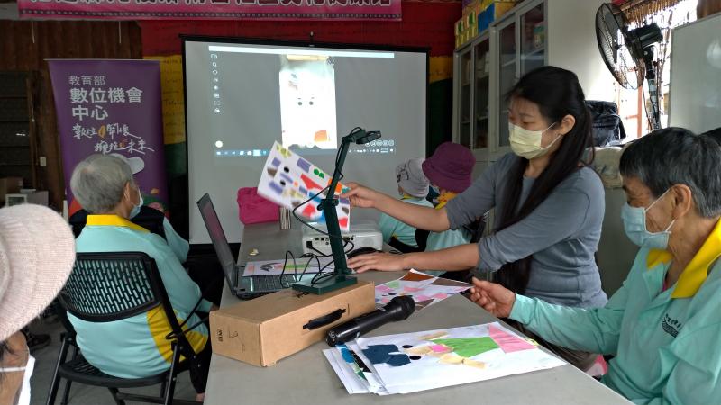 老師在旁請學員說說畫作