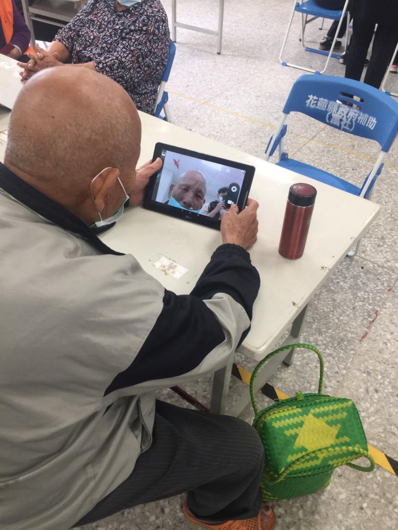 練習使用拍照app，自拍中～