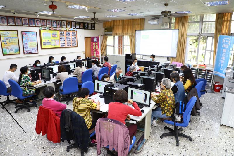 民眾很踴躍參加此課程,名額爆滿