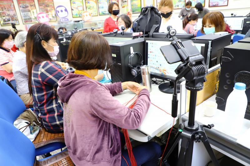 民眾編織縮時錄影