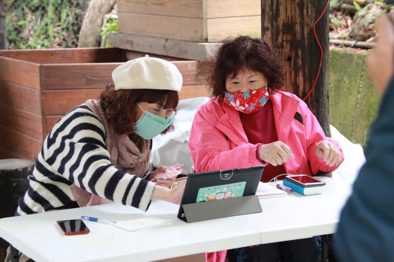 學員分組討論芎林特色景點。